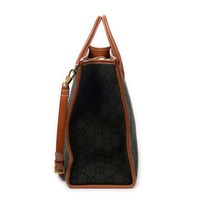 Gucci Bolsos GG Script Tote  Bolso de hombro en Negro/Marrón Lienzo y Oro hardware. El producto esta en Excelentes Condiciones (A).
  Dimensiones: 42x33x17 cm 
  Accesorios incluidos: Strap
  Notas de Exterior: Rasguños leves en las esquinas inferiores
  BrandCo Paris encuentra artículos raros y en las mejores condiciones a precios increíbles. ¡Vale la pena tener paciencia! Compra con confianza: todos los artículos de BrandCo Paris son seleccionados y autenticados cuidadosamente por nuestro equipo de expertos.
  Todos los artículos vienen con un certificado de autenticidad y un embalaje entregado por BrandCo Paris.
  Tabla de clasificación de la condición del artículo
  N (como nuevo)
  AA (perfecto estado)
  A (excelente estado)
  AB (muy buen estado)
  B (bueno/regular)
