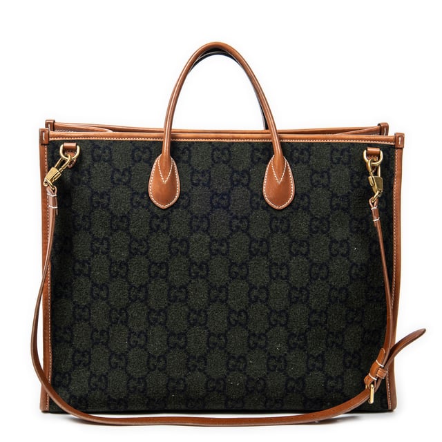 Gucci Bolsos GG Script Tote  Bolso de hombro en Negro/Marrón Lienzo y Oro hardware. El producto esta en Excelentes Condiciones (A).
  Dimensiones: 42x33x17 cm 
  Accesorios incluidos: Strap
  Notas de Exterior: Rasguños leves en las esquinas inferiores
  BrandCo Paris encuentra artículos raros y en las mejores condiciones a precios increíbles. ¡Vale la pena tener paciencia! Compra con confianza: todos los artículos de BrandCo Paris son seleccionados y autenticados cuidadosamente por nuestro equipo de expertos.
  Todos los artículos vienen con un certificado de autenticidad y un embalaje entregado por BrandCo Paris.
  Tabla de clasificación de la condición del artículo
  N (como nuevo)
  AA (perfecto estado)
  A (excelente estado)
  AB (muy buen estado)
  B (bueno/regular)