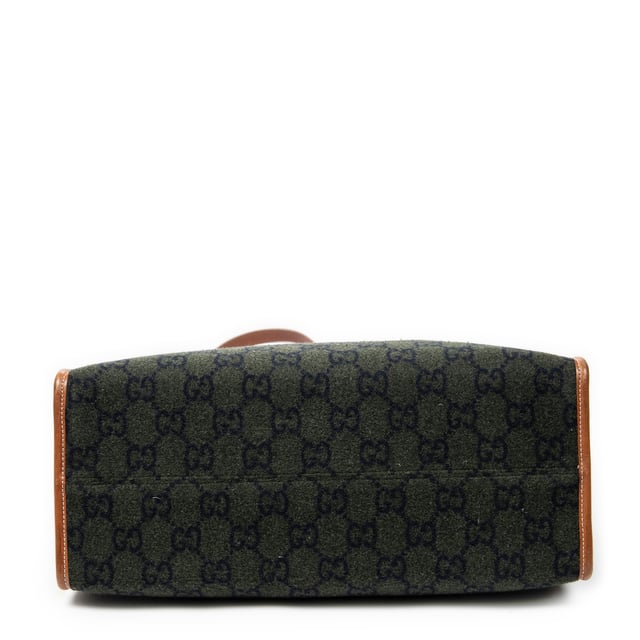 Gucci Bolsos GG Script Tote  Bolso de hombro en Negro/Marrón Lienzo y Oro hardware. El producto esta en Excelentes Condiciones (A).
  Dimensiones: 42x33x17 cm 
  Accesorios incluidos: Strap
  Notas de Exterior: Rasguños leves en las esquinas inferiores
  BrandCo Paris encuentra artículos raros y en las mejores condiciones a precios increíbles. ¡Vale la pena tener paciencia! Compra con confianza: todos los artículos de BrandCo Paris son seleccionados y autenticados cuidadosamente por nuestro equipo de expertos.
  Todos los artículos vienen con un certificado de autenticidad y un embalaje entregado por BrandCo Paris.
  Tabla de clasificación de la condición del artículo
  N (como nuevo)
  AA (perfecto estado)
  A (excelente estado)
  AB (muy buen estado)
  B (bueno/regular)