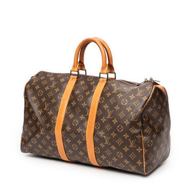 Louis Vuitton Taschen Keepall 45 Reisetasche und Braun Beschichtete Leinwand und Goldenes Messing hardware. Das Produkt ist auf in sehr gutem Zustand (AB).
  Abmessungen: 45x24x20 cm 
  Zubehör inklusive: None
  Äußere Hinweise: Leicht abgedunkelte Vachetta
Hardware-Hinweise: Verfärbt
Hinweise zu Riemen/Griff: "Leicht dunkel, leichte Schrammen"
  BrandCo Paris hat seltene Artikel und die besten Konditionen zu unglaublichen Preisen vorgestellt. Geduld lohnt sich! Kaufen Sie mit Vertrauen: Alle Artikel von BrandCo Paris sind von unserem Expertenteam ausgewählt und authentisch.
  Alle Artikel enthalten ein Echtheitszertifikat und wurden von BrandCo Paris übernommen.
  Tabelle zur Klassifizierung des Artikelzustands
  N (wie neu)
  AA (perfekter Zustand)
  A (ausgezeichneter Zustand)
  AB (sehr guter Zustand)
  B (gut/mittelmäßig)