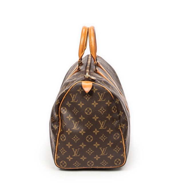 Louis Vuitton Taschen Keepall 45 Reisetasche und Braun Beschichtete Leinwand und Goldenes Messing hardware. Das Produkt ist auf in sehr gutem Zustand (AB).
  Abmessungen: 45x24x20 cm 
  Zubehör inklusive: None
  Äußere Hinweise: Leicht abgedunkelte Vachetta
Hardware-Hinweise: Verfärbt
Hinweise zu Riemen/Griff: "Leicht dunkel, leichte Schrammen"
  BrandCo Paris hat seltene Artikel und die besten Konditionen zu unglaublichen Preisen vorgestellt. Geduld lohnt sich! Kaufen Sie mit Vertrauen: Alle Artikel von BrandCo Paris sind von unserem Expertenteam ausgewählt und authentisch.
  Alle Artikel enthalten ein Echtheitszertifikat und wurden von BrandCo Paris übernommen.
  Tabelle zur Klassifizierung des Artikelzustands
  N (wie neu)
  AA (perfekter Zustand)
  A (ausgezeichneter Zustand)
  AB (sehr guter Zustand)
  B (gut/mittelmäßig)