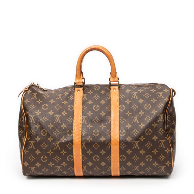 Louis Vuitton Taschen Keepall 45 Reisetasche und Braun Beschichtete Leinwand und Goldenes Messing hardware. Das Produkt ist auf in sehr gutem Zustand (AB).
  Abmessungen: 45x24x20 cm 
  Zubehör inklusive: None
  Äußere Hinweise: Leicht abgedunkelte Vachetta
Hardware-Hinweise: Verfärbt
Hinweise zu Riemen/Griff: "Leicht dunkel, leichte Schrammen"
  BrandCo Paris hat seltene Artikel und die besten Konditionen zu unglaublichen Preisen vorgestellt. Geduld lohnt sich! Kaufen Sie mit Vertrauen: Alle Artikel von BrandCo Paris sind von unserem Expertenteam ausgewählt und authentisch.
  Alle Artikel enthalten ein Echtheitszertifikat und wurden von BrandCo Paris übernommen.
  Tabelle zur Klassifizierung des Artikelzustands
  N (wie neu)
  AA (perfekter Zustand)
  A (ausgezeichneter Zustand)
  AB (sehr guter Zustand)
  B (gut/mittelmäßig)