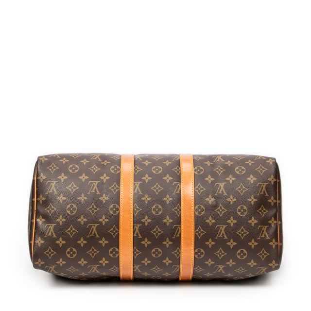 Louis Vuitton Taschen Keepall 45 Reisetasche und Braun Beschichtete Leinwand und Goldenes Messing hardware. Das Produkt ist auf in sehr gutem Zustand (AB).
  Abmessungen: 45x24x20 cm 
  Zubehör inklusive: None
  Äußere Hinweise: Leicht abgedunkelte Vachetta
Hardware-Hinweise: Verfärbt
Hinweise zu Riemen/Griff: "Leicht dunkel, leichte Schrammen"
  BrandCo Paris hat seltene Artikel und die besten Konditionen zu unglaublichen Preisen vorgestellt. Geduld lohnt sich! Kaufen Sie mit Vertrauen: Alle Artikel von BrandCo Paris sind von unserem Expertenteam ausgewählt und authentisch.
  Alle Artikel enthalten ein Echtheitszertifikat und wurden von BrandCo Paris übernommen.
  Tabelle zur Klassifizierung des Artikelzustands
  N (wie neu)
  AA (perfekter Zustand)
  A (ausgezeichneter Zustand)
  AB (sehr guter Zustand)
  B (gut/mittelmäßig)