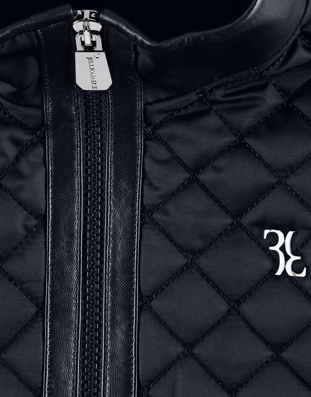 Esta chaqueta de nailon sin mangas, ideal para salir, presenta una parte frontal acolchada con relleno y el símbolo de la firma en la parte izquierda del pecho. Dos bolsillos insertados y cierre de cremallera. Forro interior.