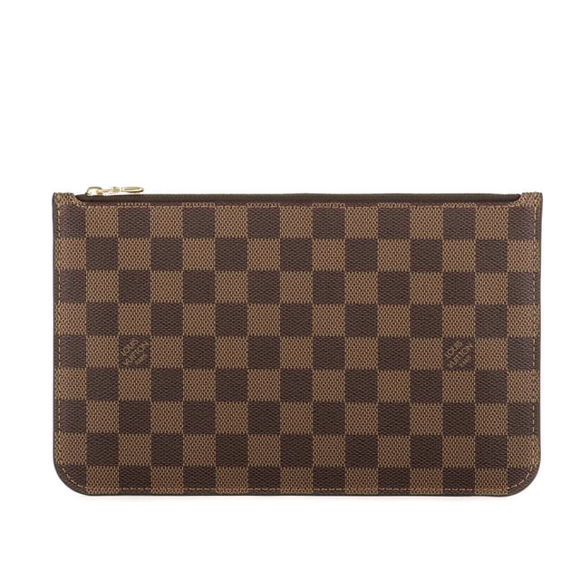 Louis Vuitton Bolsos Neverfull Pochette  Accesorios en Marrón Lona recubierta y Latón dorado hardware. El producto esta Como Nuevo (N).
  Dimensiones: 25x15x1 cm 
  Accesorios incluidos: None
  
  BrandCo Paris encuentra artículos raros y en las mejores condiciones a precios increíbles. ¡Vale la pena tener paciencia! Compra con confianza: todos los artículos de BrandCo Paris son seleccionados y autenticados cuidadosamente por nuestro equipo de expertos.
  Todos los artículos vienen con un certificado de autenticidad y un embalaje entregado por BrandCo Paris.
  Tabla de clasificación de la condición del artículo
  N (como nuevo)
  AA (perfecto estado)
  A (excelente estado)
  AB (muy buen estado)
  B (bueno/regular)