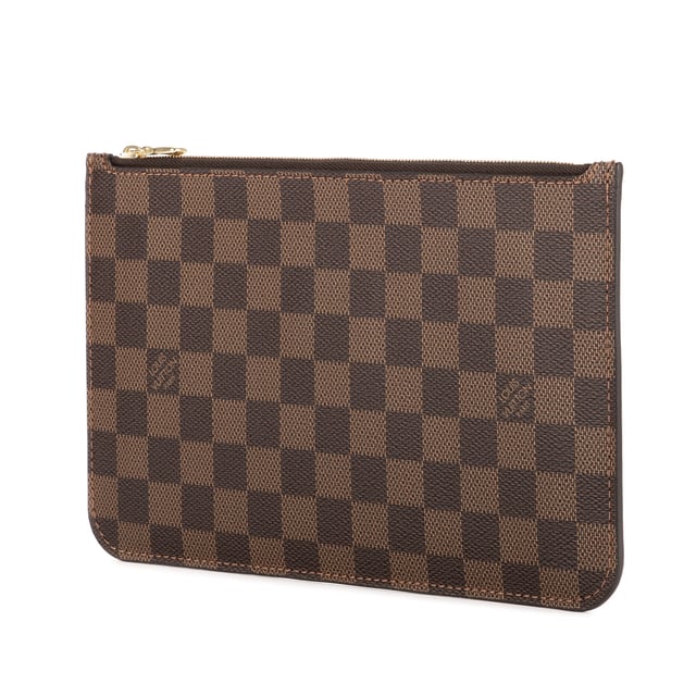Louis Vuitton Bolsos Neverfull Pochette  Accesorios en Marrón Lona recubierta y Latón dorado hardware. El producto esta Como Nuevo (N).
  Dimensiones: 25x15x1 cm 
  Accesorios incluidos: None
  
  BrandCo Paris encuentra artículos raros y en las mejores condiciones a precios increíbles. ¡Vale la pena tener paciencia! Compra con confianza: todos los artículos de BrandCo Paris son seleccionados y autenticados cuidadosamente por nuestro equipo de expertos.
  Todos los artículos vienen con un certificado de autenticidad y un embalaje entregado por BrandCo Paris.
  Tabla de clasificación de la condición del artículo
  N (como nuevo)
  AA (perfecto estado)
  A (excelente estado)
  AB (muy buen estado)
  B (bueno/regular)