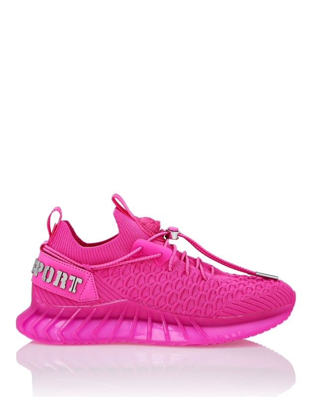 Diese Laufschuhe wurden entwickelt, um Ihnen zu helfen, dank High-Tech-Materialien und dem üblichen Stil von Plein Sport über Ihre Grenzen hinauszugehen.   Atmungsaktives und ergonomisches Mesh-Obermaterial zum Hineinschlüpfen   Stop-Cord-Schnürsenkel, die um den Knöchel verlaufen   Gummierter Tiger-Patch auf der Zunge   Logo-Riemen an der Fersenkappe, der an der Zuglasche befestigt ist   Ultra stoßdämpfende, ultraleichte High-Tech-Zwischensohle   Rillen-Außensohle für optimalen Grip   Passende farbige Nähte   Herausnehmbares Fußbett