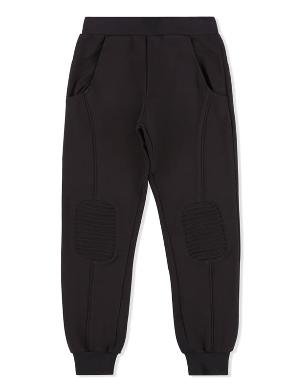 The coat of arms is common trait of a special family. On these cotton jogging pants it is embroidered on the patch sewn on the back. Piping on the stitching and patches on knees give the item a sportier look. Two slit pockets. Ribbed bottom cuffs and waistband.