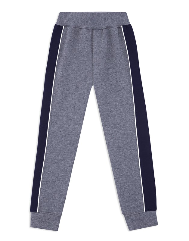 El blasón es un rasgo común de una familia especial. En estos pantalones de felpa de algodón se presenta bordado en el bolsillo trasero derecho. Las bandas y los pespuntes en contraste en las perneras aportan a la prenda un look más deportivo. Dos bolsillos insertados. Pretina y bajo de canalé tipo puño.
