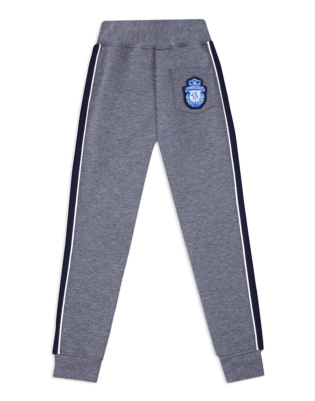 El blasón es un rasgo común de una familia especial. En estos pantalones de felpa de algodón se presenta bordado en el bolsillo trasero derecho. Las bandas y los pespuntes en contraste en las perneras aportan a la prenda un look más deportivo. Dos bolsillos insertados. Pretina y bajo de canalé tipo puño.