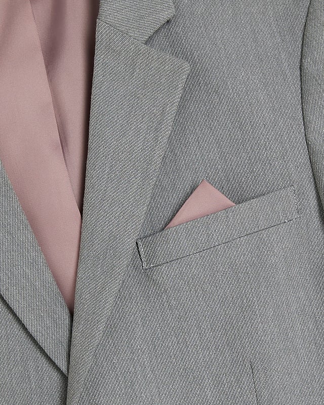 Woven fabric, Notch lapels, Long sleeve, Front welt pockets, Chest welt pocket, Single back vent, Button fastening, Satin lined