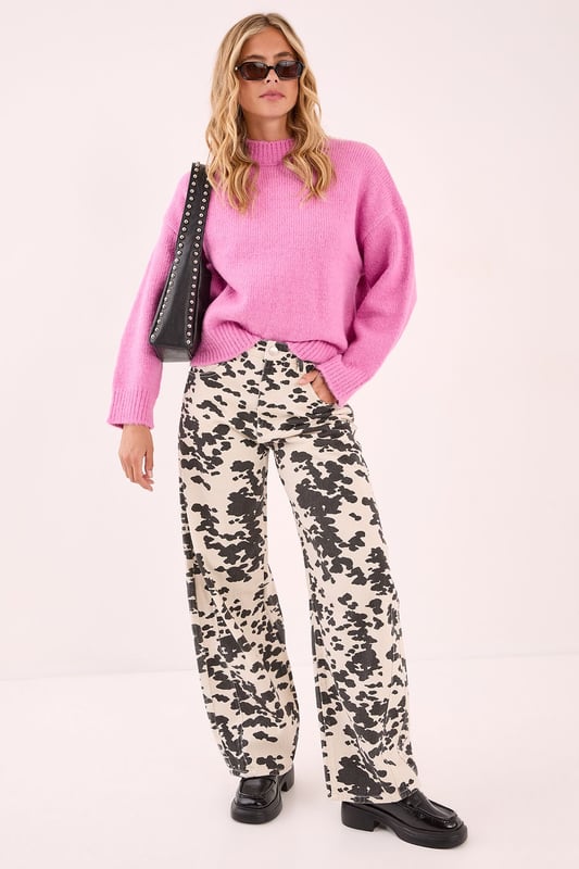 Cosy turtleneck design for ultimate comfort
        Oversized fit with voluminous balloon sleeves
        Ribbed cuffs and hem for a snug finish
        Soft knitted texture for a luxurious feel
        Versatile piece suitable for various casual occasions
    
    Embrace the chilly season with this NastyGal turtleneck sweater, a must-have addition to your autumn-winter wardrobe. The oversized silhouette paired with dramatic balloon sleeves creates a striking visual impact, perfect for those who love to make a statement with their casual wear. Style this jumper with a mini skirt and knee-high boots for a trendy contrast, as seen on our model. For a more laid-back look, pair it with your favourite jeans and trainers. The versatility of this piece makes it ideal for various casual settings, from coffee dates to family gatherings. Layer it over a collared shirt for a preppy twist, or wear it on its own for a sleek, minimalist approach. This turtleneck sweater is your go-to for effortless style and warmth throughout the cooler months.