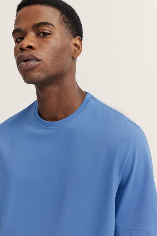 Das bugatti T-Shirt bietet Dir dank 100 Prozent Baumwolle höchsten Tragekomfort. Der klassische Rundhalsausschnitt, der gerade Abschluss und das dezente Flaglabel an der Seitennaht verleihen diesem ´Modern Fit` T-Shirt einen zeitlosen und lässigen Look.