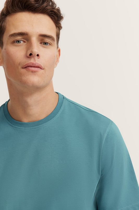 Das bugatti T-Shirt bietet Dir dank 100 Prozent Baumwolle höchsten Tragekomfort. Der klassische Rundhalsausschnitt, der gerade Abschluss und das dezente Flaglabel an der Seitennaht verleihen diesem ´Modern Fit` T-Shirt einen zeitlosen und lässigen Look.