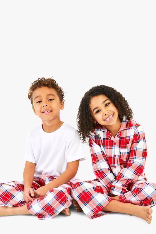 Charming checked pattern for festive flair
        Comfortable loose-fit trousers for unrestricted movement
        Crisp white short-sleeved top for a classic look
        Versatile design suitable for all family members
        Perfect for cosy nights in and Christmas morning excitement
    
    Embrace the spirit of togetherness this holiday season with our delightful Karierter Familien Pyjama from Boohoo. This charming set features a classic checked pattern that radiates festive cheer, paired with a crisp white top for a timeless look. The loose-fitting trousers ensure maximum comfort for lounging, while the short-sleeved top keeps you cool and comfortable. Ideal for Christmas Eve snuggles, opening presents on Christmas morning, or lazy Boxing Day recuperation, this pyjama set is a must-have for creating lasting family memories. Style it with fuzzy socks and a warm dressing gown for the ultimate cosy ensemble. Whether you're gathered around the tree or enjoying a festive film marathon, this pyjama set will keep the whole family looking coordinated and feeling snug throughout the holiday season.