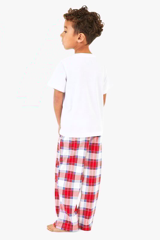 Charming checked pattern for festive flair
        Comfortable loose-fit trousers for unrestricted movement
        Crisp white short-sleeved top for a classic look
        Versatile design suitable for all family members
        Perfect for cosy nights in and Christmas morning excitement
    
    Embrace the spirit of togetherness this holiday season with our delightful Karierter Familien Pyjama from Boohoo. This charming set features a classic checked pattern that radiates festive cheer, paired with a crisp white top for a timeless look. The loose-fitting trousers ensure maximum comfort for lounging, while the short-sleeved top keeps you cool and comfortable. Ideal for Christmas Eve snuggles, opening presents on Christmas morning, or lazy Boxing Day recuperation, this pyjama set is a must-have for creating lasting family memories. Style it with fuzzy socks and a warm dressing gown for the ultimate cosy ensemble. Whether you're gathered around the tree or enjoying a festive film marathon, this pyjama set will keep the whole family looking coordinated and feeling snug throughout the holiday season.
