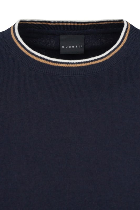 Das bugatti Strick-T-Shirt aus 100 Prozent Baumwolle bietet einen entspannten und bequemen Sitz. Mit weichen Rippenbündchen und stilvollen Kontraststreifen kombiniert dieses T-Shirt klassischen Komfort mit einem Hauch von Eleganz. Ein dezentes Flaglabel an der Seitennaht rundet das Design ab, ideal für einen lässigen, aber gepflegten Alltagslook.