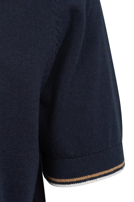 Das bugatti Strick-T-Shirt aus 100 Prozent Baumwolle bietet einen entspannten und bequemen Sitz. Mit weichen Rippenbündchen und stilvollen Kontraststreifen kombiniert dieses T-Shirt klassischen Komfort mit einem Hauch von Eleganz. Ein dezentes Flaglabel an der Seitennaht rundet das Design ab, ideal für einen lässigen, aber gepflegten Alltagslook.