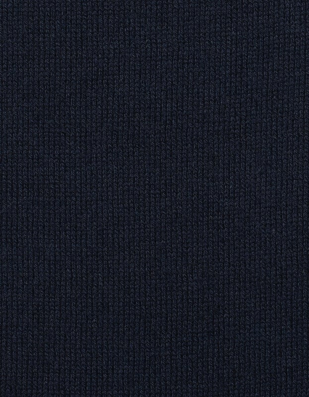 Das bugatti Strick-T-Shirt aus 100 Prozent Baumwolle bietet einen entspannten und bequemen Sitz. Mit weichen Rippenbündchen und stilvollen Kontraststreifen kombiniert dieses T-Shirt klassischen Komfort mit einem Hauch von Eleganz. Ein dezentes Flaglabel an der Seitennaht rundet das Design ab, ideal für einen lässigen, aber gepflegten Alltagslook.