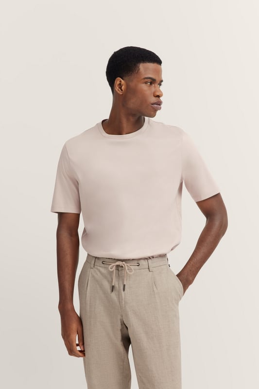 Het bugatti T-shirt is gemaakt van 100 procent katoen van hoge kwaliteit en garandeert je niet alleen optimaal comfort, maar ook een perfecte pasvorm dankzij de ¥Modern Fit`. De klassieke ronde hals en rechte afwerking met een normale zoom bieden een tijdloze look die ideaal is voor zowel alledaags gebruik als ontspannen weekendactiviteiten.