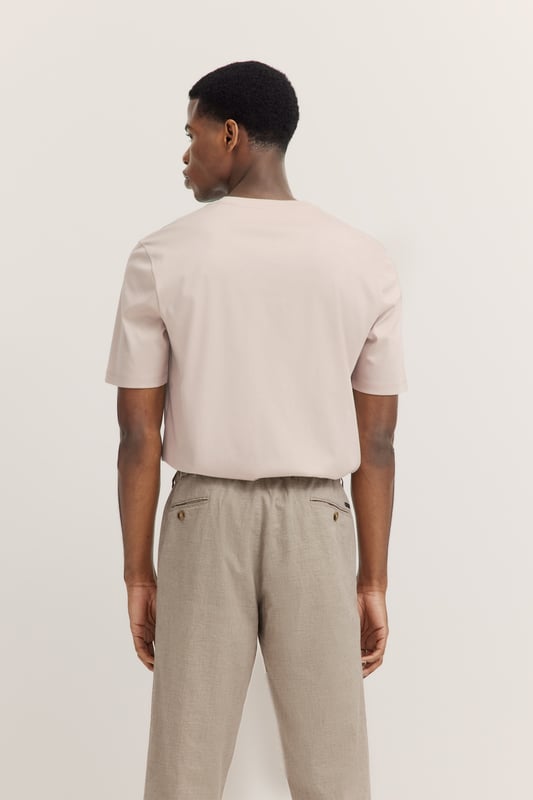 Het bugatti T-shirt is gemaakt van 100 procent katoen van hoge kwaliteit en garandeert je niet alleen optimaal comfort, maar ook een perfecte pasvorm dankzij de ¥Modern Fit`. De klassieke ronde hals en rechte afwerking met een normale zoom bieden een tijdloze look die ideaal is voor zowel alledaags gebruik als ontspannen weekendactiviteiten.