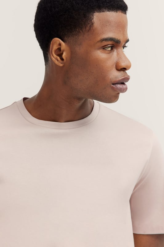 Het bugatti T-shirt is gemaakt van 100 procent katoen van hoge kwaliteit en garandeert je niet alleen optimaal comfort, maar ook een perfecte pasvorm dankzij de ¥Modern Fit`. De klassieke ronde hals en rechte afwerking met een normale zoom bieden een tijdloze look die ideaal is voor zowel alledaags gebruik als ontspannen weekendactiviteiten.