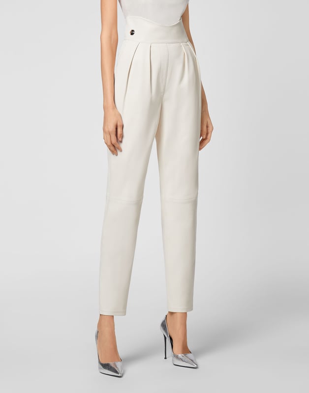 Pantalones plisados de napa de cintura alta. Dos bolsillos integrados. Cremallera en el lateral.