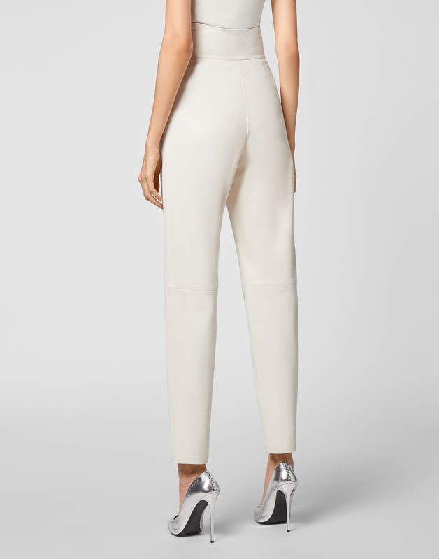 Pantalones plisados de napa de cintura alta. Dos bolsillos integrados. Cremallera en el lateral.