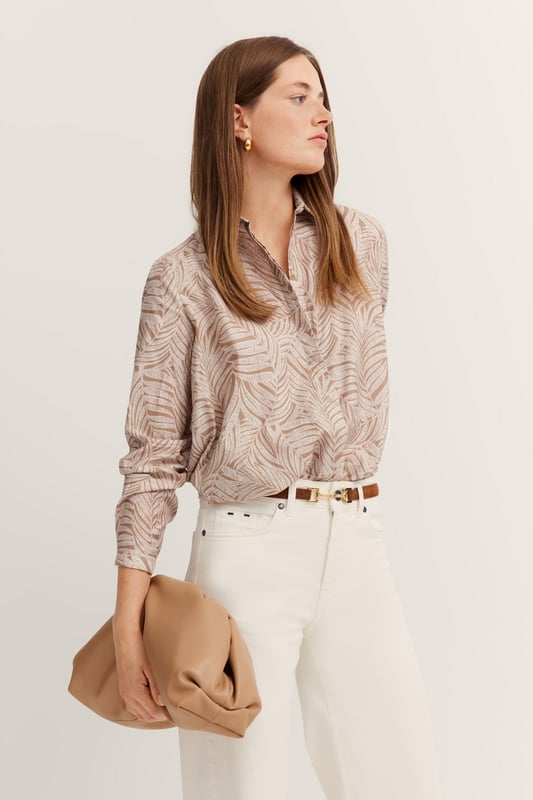 Die Hemdbluse von bugatti aus 100  Prozent hochwertiger Baumwolle kombiniert zeitlose Eleganz mit hohem Tragekomfort. Die verdeckte Knopfleiste und Seitenschlitze sorgen für einen schlichten, modernen Look und maximale Bewegungsfreiheit. Perfekt für den Alltag oder besondere Anlässe - diese Freizeitbluse mit dezenten Details wird Dein neues Lieblingsstück!