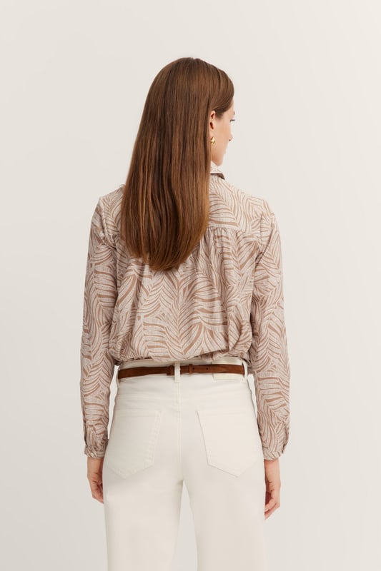 Die Hemdbluse von bugatti aus 100  Prozent hochwertiger Baumwolle kombiniert zeitlose Eleganz mit hohem Tragekomfort. Die verdeckte Knopfleiste und Seitenschlitze sorgen für einen schlichten, modernen Look und maximale Bewegungsfreiheit. Perfekt für den Alltag oder besondere Anlässe - diese Freizeitbluse mit dezenten Details wird Dein neues Lieblingsstück!
