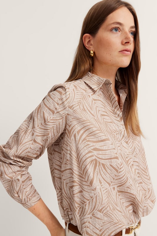 Die Hemdbluse von bugatti aus 100  Prozent hochwertiger Baumwolle kombiniert zeitlose Eleganz mit hohem Tragekomfort. Die verdeckte Knopfleiste und Seitenschlitze sorgen für einen schlichten, modernen Look und maximale Bewegungsfreiheit. Perfekt für den Alltag oder besondere Anlässe - diese Freizeitbluse mit dezenten Details wird Dein neues Lieblingsstück!