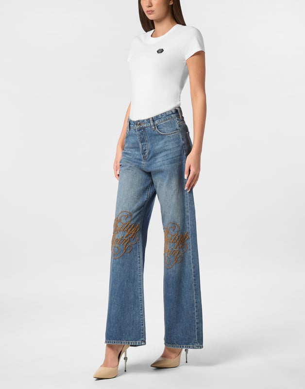 Style and orginality with these denim 5 pocket pants featuring a basic fit and precious details. Find out more.                                                                Denim   Used wash   Knee-high embroideries   Logoed patch sewn on the right rear pocket   Single metal button   Fit: Skater