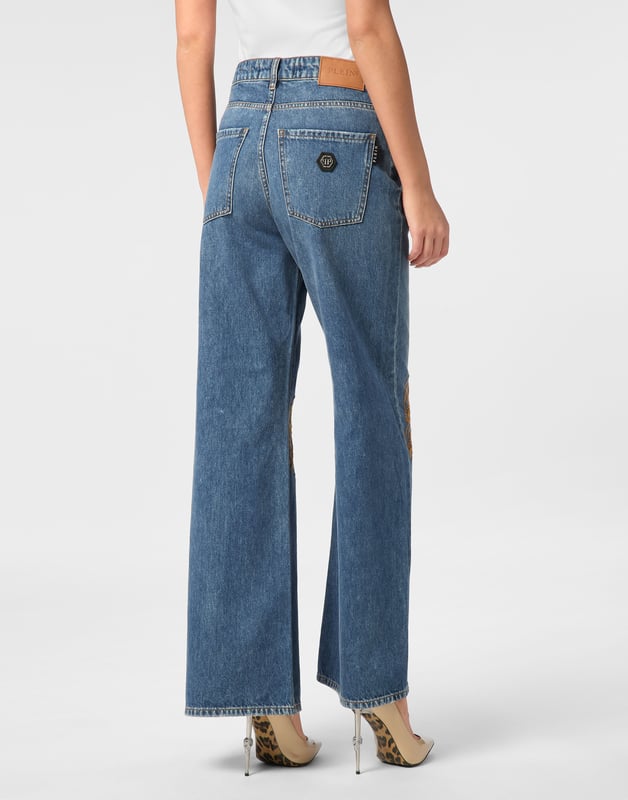 Style and orginality with these denim 5 pocket pants featuring a basic fit and precious details. Find out more.                                                                Denim   Used wash   Knee-high embroideries   Logoed patch sewn on the right rear pocket   Single metal button   Fit: Skater