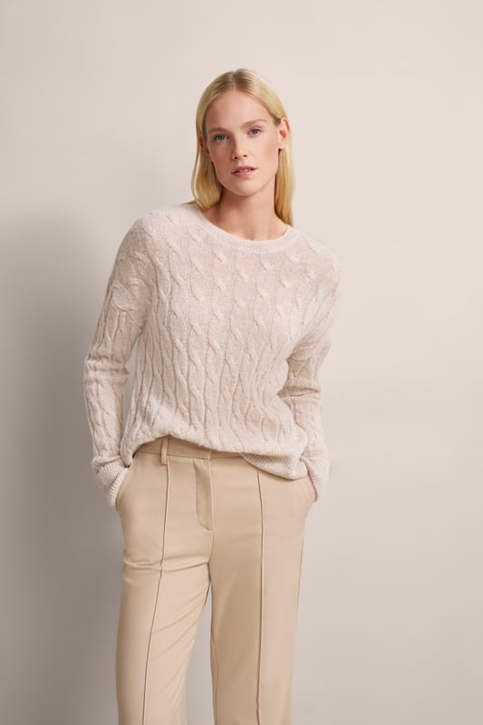 Erlebe die Eleganz des bugatti Pullovers mit seinem charakteristischen Zopfmuster und seinem dezenten Glanzeffekt. Hergestellt aus einer weichen Alpaka-Wollmischung, bietet er luxuriösen Tragekomfort. Der klassische Rundhalsausschnitt und die normale Passform sorgen für eine schmeichelhafte Silhouette. Ein glanzvoller Akzent für deine Garderobe!