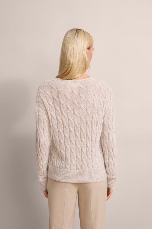 Erlebe die Eleganz des bugatti Pullovers mit seinem charakteristischen Zopfmuster und seinem dezenten Glanzeffekt. Hergestellt aus einer weichen Alpaka-Wollmischung, bietet er luxuriösen Tragekomfort. Der klassische Rundhalsausschnitt und die normale Passform sorgen für eine schmeichelhafte Silhouette. Ein glanzvoller Akzent für deine Garderobe!
