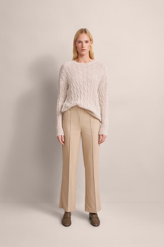 Erlebe die Eleganz des bugatti Pullovers mit seinem charakteristischen Zopfmuster und seinem dezenten Glanzeffekt. Hergestellt aus einer weichen Alpaka-Wollmischung, bietet er luxuriösen Tragekomfort. Der klassische Rundhalsausschnitt und die normale Passform sorgen für eine schmeichelhafte Silhouette. Ein glanzvoller Akzent für deine Garderobe!