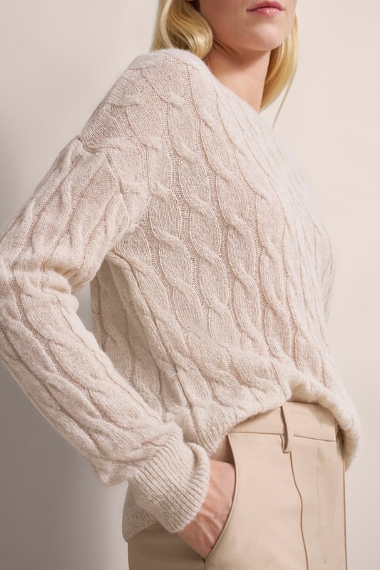 Erlebe die Eleganz des bugatti Pullovers mit seinem charakteristischen Zopfmuster und seinem dezenten Glanzeffekt. Hergestellt aus einer weichen Alpaka-Wollmischung, bietet er luxuriösen Tragekomfort. Der klassische Rundhalsausschnitt und die normale Passform sorgen für eine schmeichelhafte Silhouette. Ein glanzvoller Akzent für deine Garderobe!