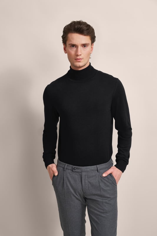 Wärme dich stilvoll mit dem bugatti Rollkragenpullover aus 100 % Merinowolle. Dieser Klassiker bietet mit seinem Rollkragen und der bequemen Regular-Fit-Passform optimalen Tragekomfort. Die hochwertige Wolle sorgt für Weichheit, während die Rippenbündchen den Pullover perfekt abschließen. Eine dezente Metallplakette am Saum fügt eine elegante Note hinzu.