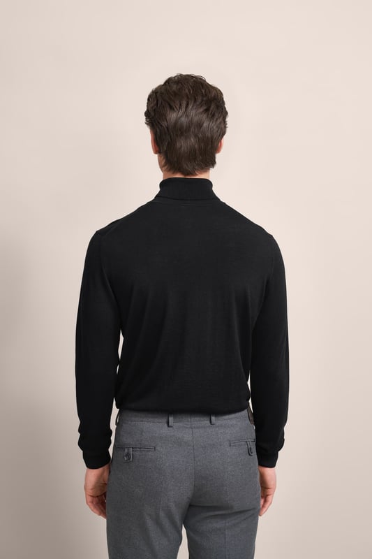 Wärme dich stilvoll mit dem bugatti Rollkragenpullover aus 100 % Merinowolle. Dieser Klassiker bietet mit seinem Rollkragen und der bequemen Regular-Fit-Passform optimalen Tragekomfort. Die hochwertige Wolle sorgt für Weichheit, während die Rippenbündchen den Pullover perfekt abschließen. Eine dezente Metallplakette am Saum fügt eine elegante Note hinzu.