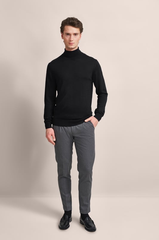 Wärme dich stilvoll mit dem bugatti Rollkragenpullover aus 100 % Merinowolle. Dieser Klassiker bietet mit seinem Rollkragen und der bequemen Regular-Fit-Passform optimalen Tragekomfort. Die hochwertige Wolle sorgt für Weichheit, während die Rippenbündchen den Pullover perfekt abschließen. Eine dezente Metallplakette am Saum fügt eine elegante Note hinzu.