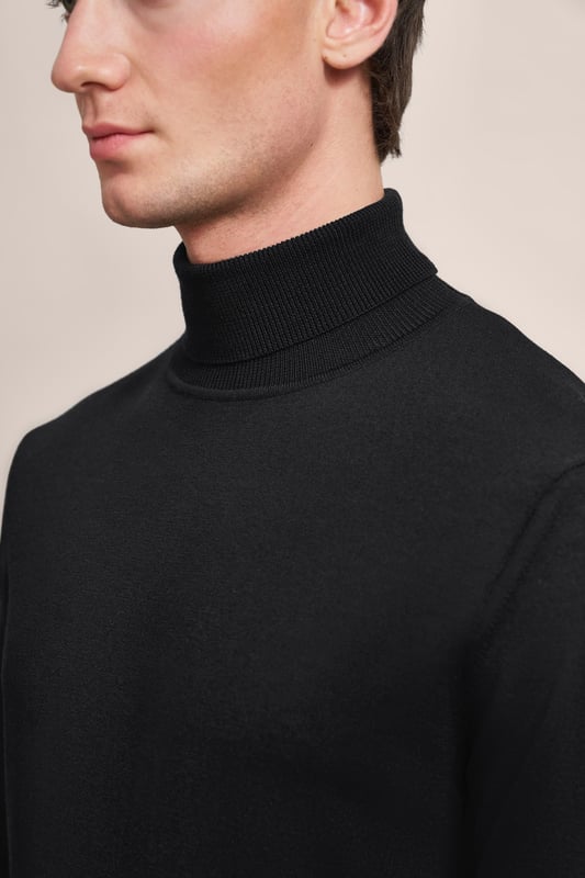 Wärme dich stilvoll mit dem bugatti Rollkragenpullover aus 100 % Merinowolle. Dieser Klassiker bietet mit seinem Rollkragen und der bequemen Regular-Fit-Passform optimalen Tragekomfort. Die hochwertige Wolle sorgt für Weichheit, während die Rippenbündchen den Pullover perfekt abschließen. Eine dezente Metallplakette am Saum fügt eine elegante Note hinzu.