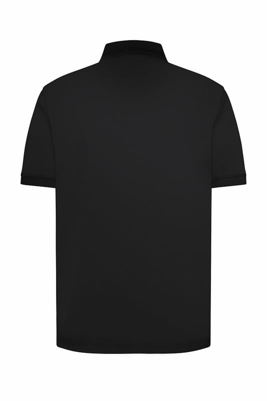 Mit dem Polynosic Polo von bugatti setzt Du auf Komfort und Stil. Dieses hochwertige Polo besteht aus einer weichen Materialmischung aus Baumwolle und Polyester und ist mit einer praktischen Brusttasche sowie einem klassischen Polokragen mit 3-Knopf-Leiste ausgestattet.