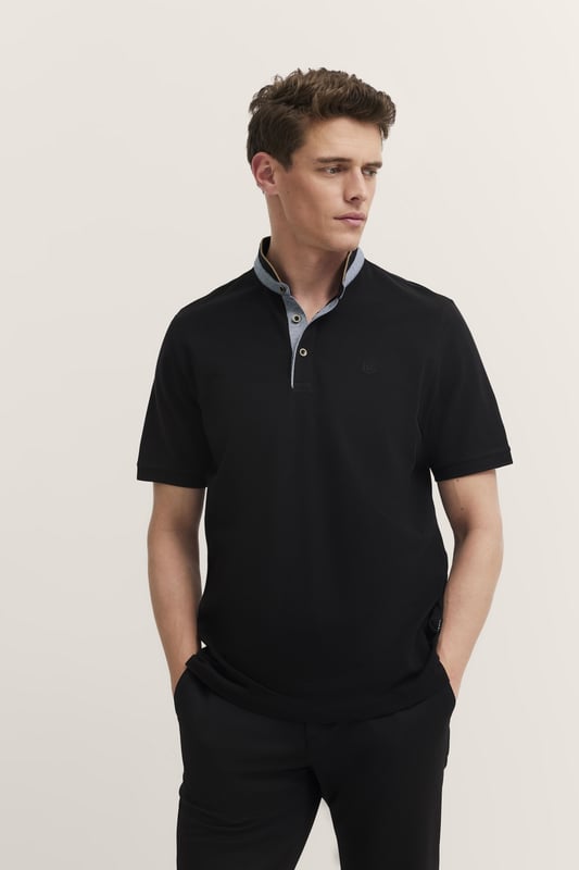 Das bugatti Polo mit Stehkragen kombiniert elegante Details wie die dezente Stickerei auf der Brust . Der Stehkragen mit 2-Knopf-Leiste und die Rippenbündchen an den Ärmeln verleihen diesem ´Modern Fit` Polo einen stilvollen und zeitlosen Look, der Dir optimalen Tragekomfort bietet.