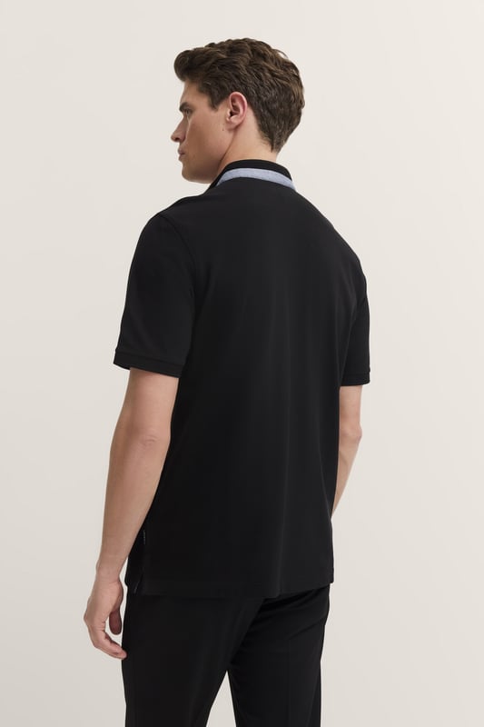Das bugatti Polo mit Stehkragen kombiniert elegante Details wie die dezente Stickerei auf der Brust . Der Stehkragen mit 2-Knopf-Leiste und die Rippenbündchen an den Ärmeln verleihen diesem ´Modern Fit` Polo einen stilvollen und zeitlosen Look, der Dir optimalen Tragekomfort bietet.