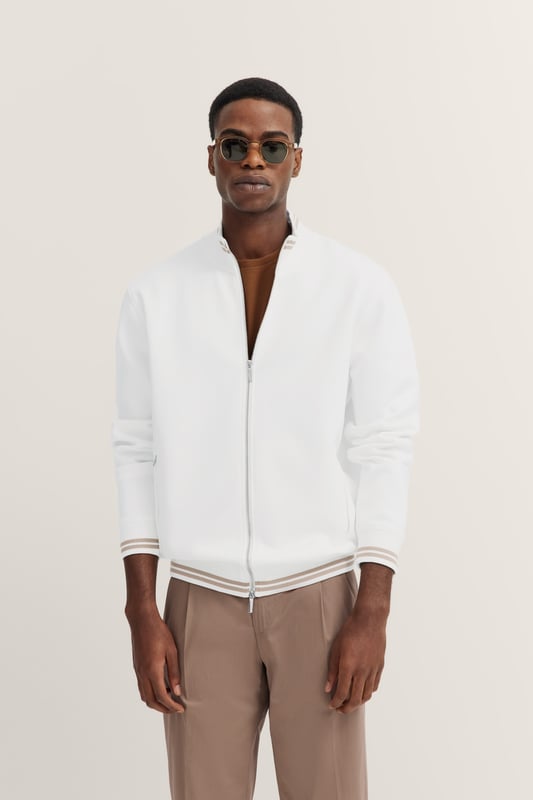 Das bugatti Sweatshirt mit  praktischem Reißverschluss ist aus einem hochwertigen Modal-Mix gefertigt, der für außergewöhnlichen Komfort und Flexibilität sorgt. Die moderne Passform und Rippenbündchen an Ärmeln und Saum gewährleisten eine optimale Passform, die Bewegungsfreiheit nicht einschränkt. Ideal für einen legeren, stilvollen Look.