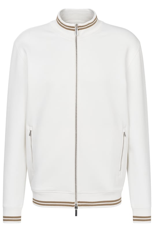 Das bugatti Sweatshirt mit  praktischem Reißverschluss ist aus einem hochwertigen Modal-Mix gefertigt, der für außergewöhnlichen Komfort und Flexibilität sorgt. Die moderne Passform und Rippenbündchen an Ärmeln und Saum gewährleisten eine optimale Passform, die Bewegungsfreiheit nicht einschränkt. Ideal für einen legeren, stilvollen Look.