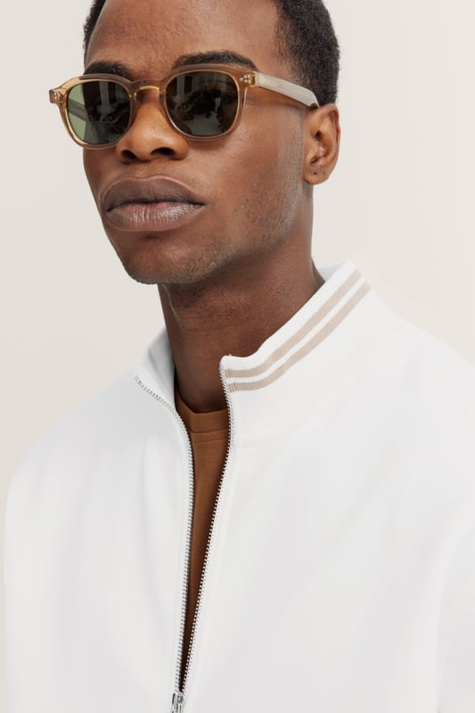Das bugatti Sweatshirt mit  praktischem Reißverschluss ist aus einem hochwertigen Modal-Mix gefertigt, der für außergewöhnlichen Komfort und Flexibilität sorgt. Die moderne Passform und Rippenbündchen an Ärmeln und Saum gewährleisten eine optimale Passform, die Bewegungsfreiheit nicht einschränkt. Ideal für einen legeren, stilvollen Look.