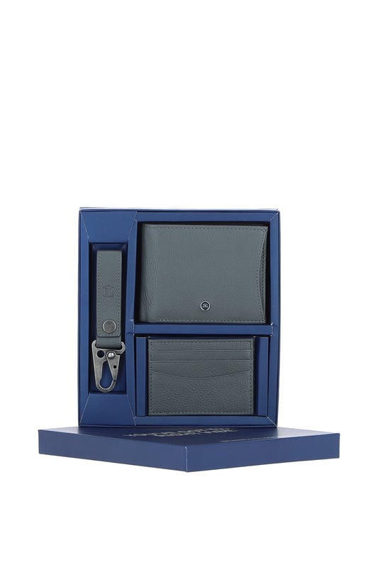 This Brampton London leather gift set is a stylish and practical accessory trio, including a genuine leather wallet with multiple card slots, a slim card holder for essentials, and a durable key ring. Crafted from 100% leather, this sleek and functional set is ideal for everyday use or as a thoughtful gift for any occasion. Dimensions: (L) 12 cm (H) 9 cm.