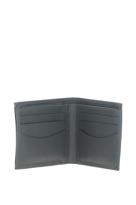 This Brampton London leather gift set is a stylish and practical accessory trio, including a genuine leather wallet with multiple card slots, a slim card holder for essentials, and a durable key ring. Crafted from 100% leather, this sleek and functional set is ideal for everyday use or as a thoughtful gift for any occasion. Dimensions: (L) 12 cm (H) 9 cm.