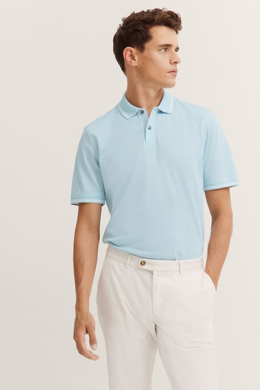 De bugatti polo is gemaakt van 100% katoen van hoge kwaliteit en biedt ademend comfort en een klassieke look. De traditionele polokraag, geribde boorden aan de mouwen en zijsplitten zorgen voor optimale bewegingsvrijheid en een moderne pasvorm.